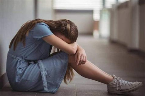 自卑會導(dǎo)致抑郁嗎 自卑心理的主要表現(xiàn)