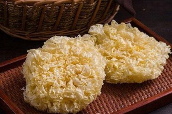 銀耳對(duì)女人有什么功效 女人吃銀耳有什么好處