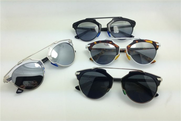 太陽鏡偏光和不偏光的區(qū)別 太陽鏡偏光和不偏光哪個(gè)好 太陽鏡偏光和不偏光的區(qū)別 太陽鏡偏光和不偏光哪個(gè)好