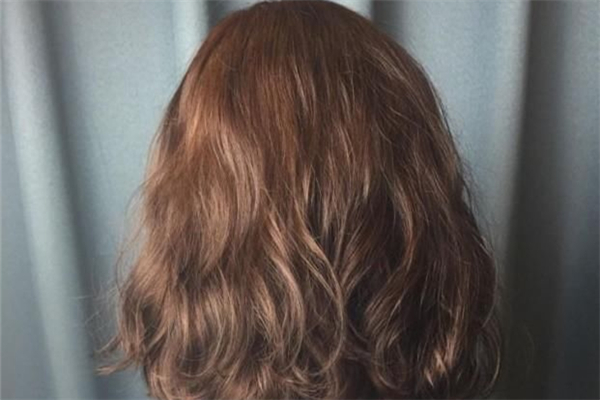 燙發(fā)和染發(fā)可以同時進行嗎 燙發(fā)和染發(fā)的先后順序