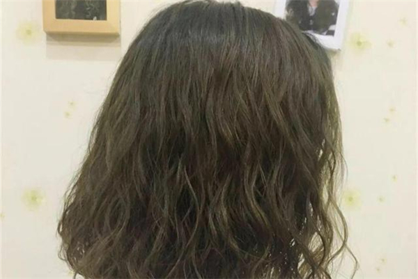 燙發(fā)不卷怎么回事 燙發(fā)不卷怎么補救 燙發(fā)不卷怎么回事 燙發(fā)不卷怎么補救