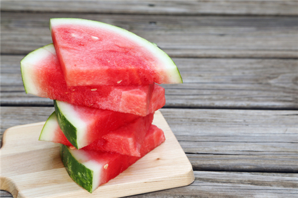 西瓜皮可以生吃嗎 西瓜皮怎么做菜才好吃 西瓜皮可以生吃嗎 西瓜皮怎么做菜才好吃