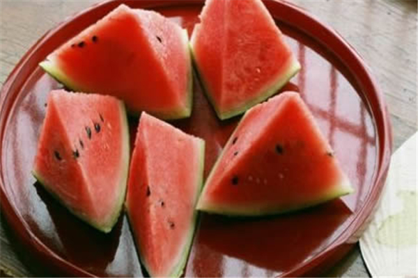 西瓜皮可以生吃嗎 西瓜皮怎么做菜才好吃 西瓜皮可以生吃嗎 西瓜皮怎么做菜才好吃