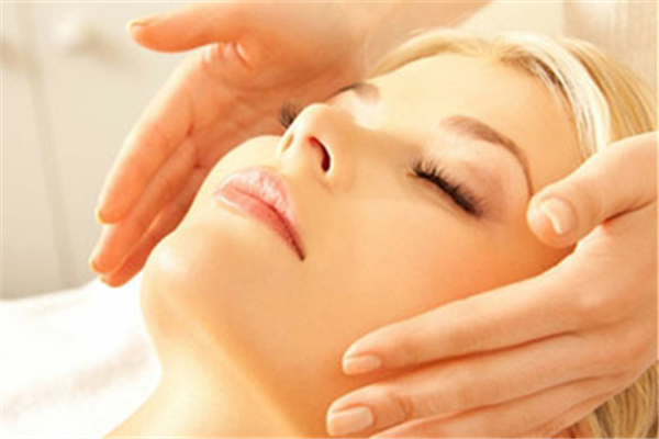 夏季肌膚容易出現(xiàn)的問(wèn)題 夏季肌膚護(hù)理要點(diǎn)