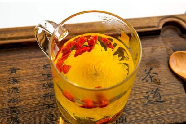 菊花茶是白菊花好還是黃菊花好 菊花茶是泡的好還是煮的好