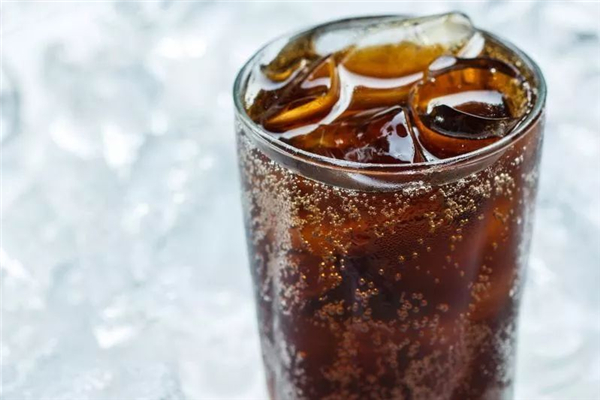 可樂放冰箱多久變成沙冰 可樂放冰箱多久不能喝 可樂放冰箱多久變成沙冰 可樂放冰箱多久不能喝