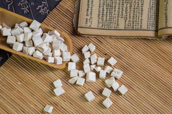 茯苓可以泡酒嗎 茯苓泡酒的功效作用 茯苓可以泡酒嗎 茯苓泡酒的功效作用