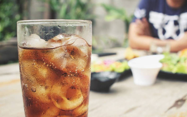 罐裝可樂多少錢一瓶 罐裝可樂放冷凍會(huì)爆炸嗎