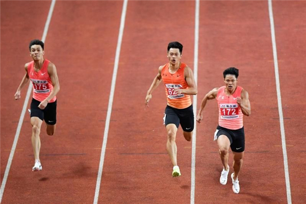 蘇炳添身披國(guó)旗哽咽完成了夢(mèng)想 百米大戰(zhàn)奪冠運(yùn)動(dòng)員