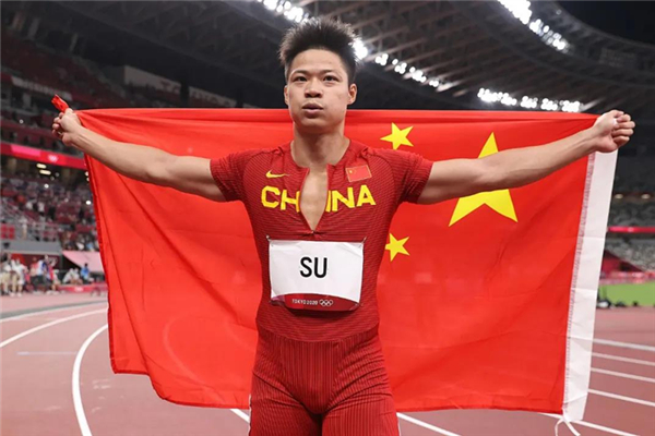 蘇炳添身披國(guó)旗哽咽完成了夢(mèng)想 百米大戰(zhàn)奪冠運(yùn)動(dòng)員