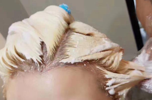 漂發(fā)會(huì)掉成什么色 漂過的頭發(fā)染黑茶色會(huì)褪色嗎