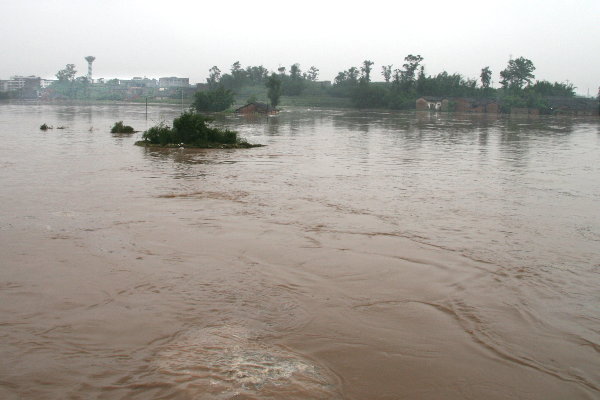 洪災過后的河南衛(wèi)輝滿目瘡痍 洪水來臨前要準備什么