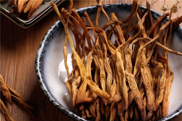 黃花菜曬干之后為什么會(huì)變黑 黃花菜曬干是什么顏色