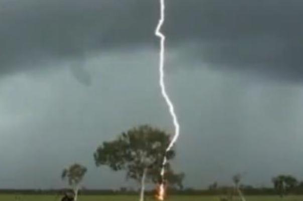 女子拍閃電拍到閃電劈向自己 暴雨天氣安全注意事項(xiàng) 女子拍閃電拍到閃電劈向自己 暴雨天氣安全注意事項(xiàng)