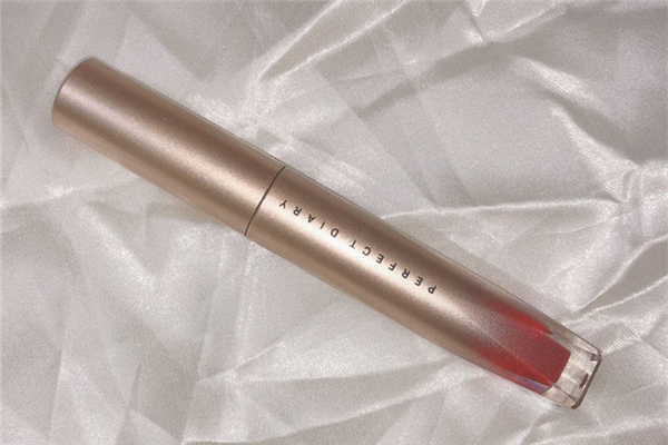 完美日記適合素顏的口紅 完美日記賣(mài)的最火的兩個(gè)色號(hào)