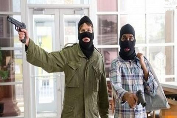 經(jīng)理邊玩手機(jī)邊與搶銀行男子聊天 搶銀行判刑多久 經(jīng)理邊玩手機(jī)邊與搶銀行男子聊天 搶銀行判刑多久