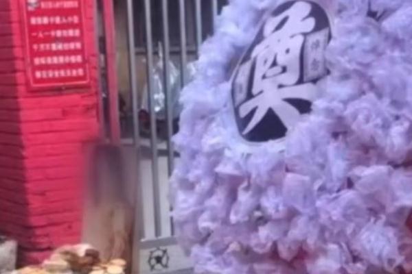 男子為尋妻在小區(qū)門(mén)口設(shè)靈堂 夫妻矛盾最好的解決方式