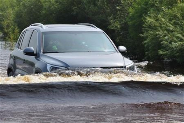 北京駕車涉水被困2人遇難 汽車涉水時(shí)應(yīng)該怎樣通過