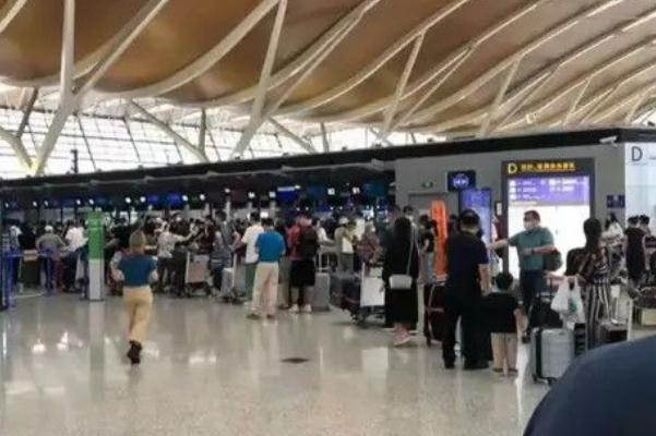 上海浦東機(jī)場(chǎng)回應(yīng)留學(xué)生排長(zhǎng)隊(duì)值機(jī) 美國(guó)留學(xué)需要什么要求