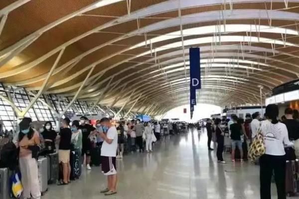上海浦東機(jī)場(chǎng)回應(yīng)留學(xué)生排長(zhǎng)隊(duì)值機(jī) 美國(guó)留學(xué)需要什么要求
