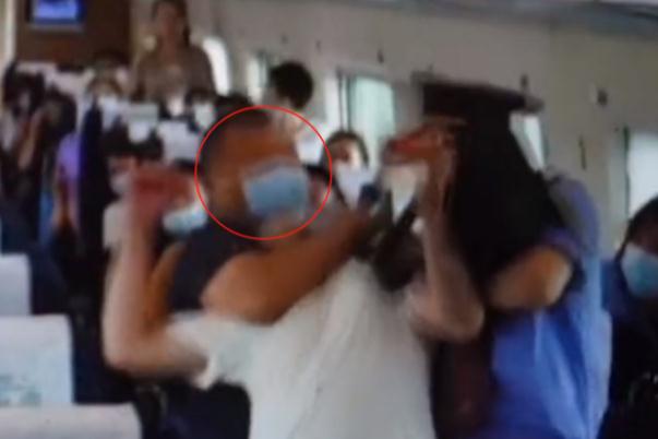 男子高鐵拒戴口罩毆打13人被行拘 隨意毆打他人怎么處理 男子高鐵拒戴口罩毆打13人被行拘 隨意毆打他人怎么處理