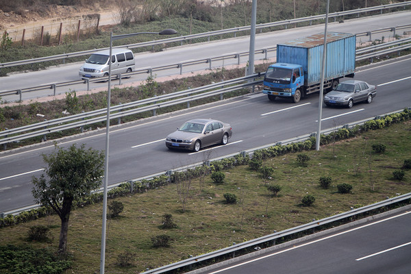 男子高速上丟煙頭引燃自家車 高速扔?xùn)|西會被處罰嗎 男子高速上丟煙頭引燃自家車 高速扔?xùn)|西會被處罰嗎