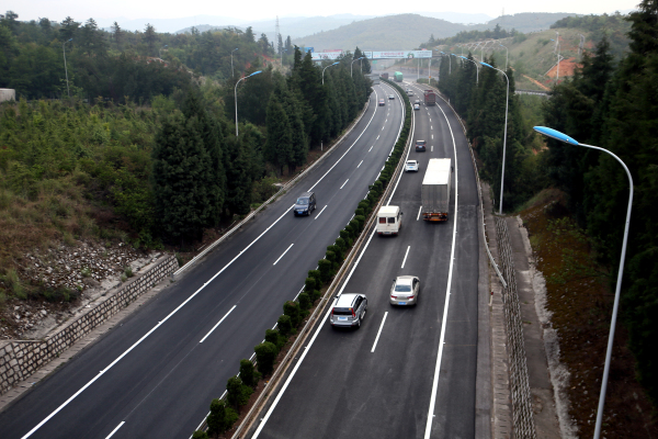 男子高速上丟煙頭引燃自家車 高速扔?xùn)|西會被處罰嗎 男子高速上丟煙頭引燃自家車 高速扔?xùn)|西會被處罰嗎