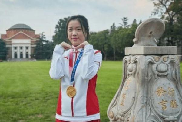 楊倩將奧運(yùn)會領(lǐng)獎服贈予清華 射擊的正確姿勢