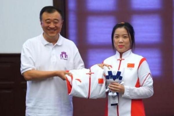 楊倩將奧運(yùn)會領(lǐng)獎服贈予清華 射擊的正確姿勢
