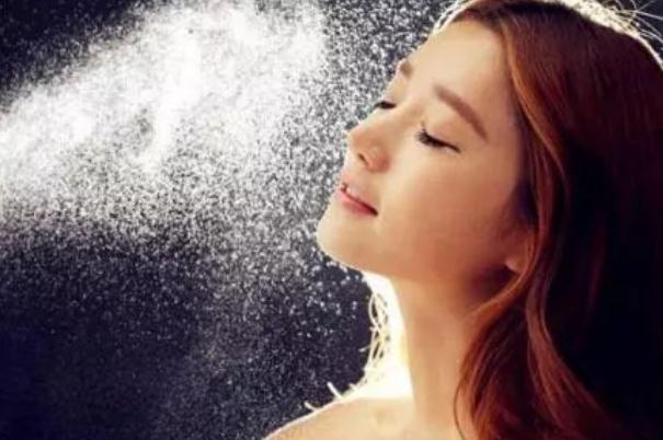 保濕噴霧和爽膚水區(qū)別 保濕噴霧用在哪個(gè)步驟 保濕噴霧和爽膚水區(qū)別 保濕噴霧用在哪個(gè)步驟