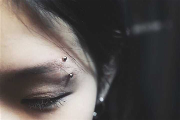 打眉釘會(huì)留疤嗎 打眉釘一般多少錢(qián)