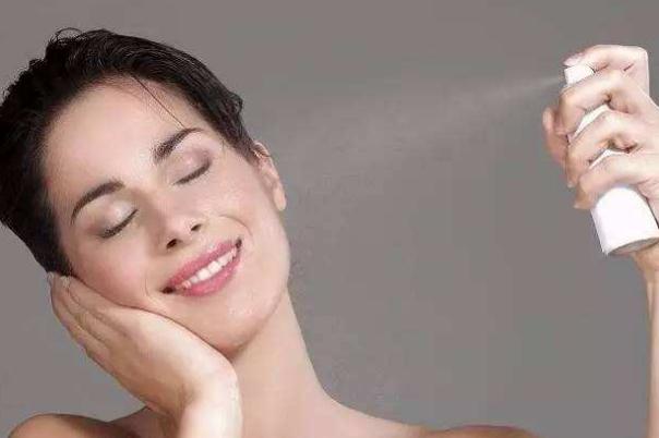 保濕噴霧和爽膚水區(qū)別 保濕噴霧用在哪個(gè)步驟 保濕噴霧和爽膚水區(qū)別 保濕噴霧用在哪個(gè)步驟