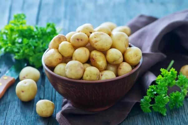 土豆有點(diǎn)硬吃了沒事吧 土豆有點(diǎn)發(fā)芽能吃嗎 土豆有點(diǎn)硬吃了沒事吧 土豆有點(diǎn)發(fā)芽能吃嗎