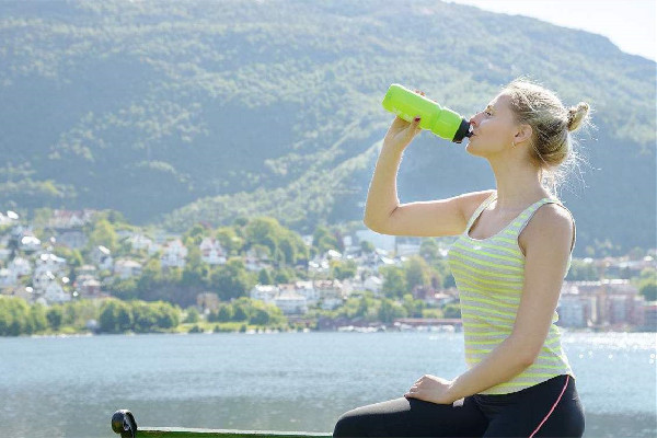 每天喝多少毫升水合適 每天喝水超過2000毫升會(huì)怎么樣 每天喝多少毫升水合適 每天喝水超過2000毫升會(huì)怎么樣