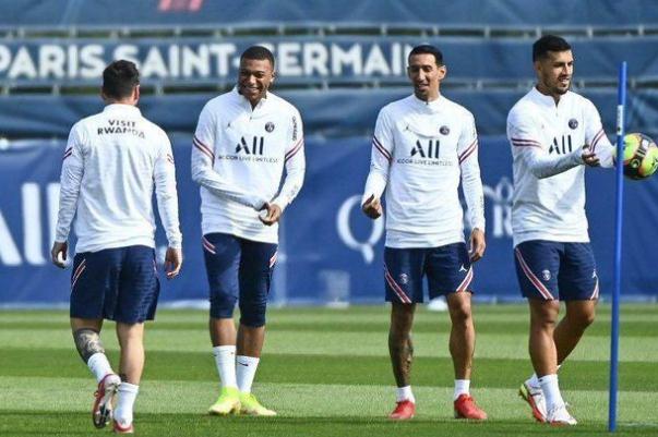 踢足球?qū)ι砀哂杏绊憜?踢足球?qū)ν刃偷挠绊? alt=