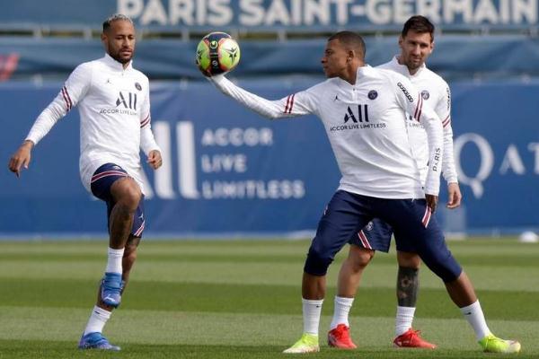 踢足球?qū)ι砀哂杏绊憜?踢足球?qū)ν刃偷挠绊? alt=