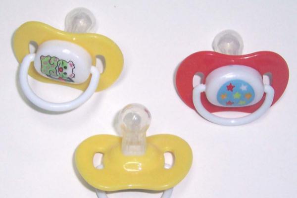 奶嘴可以用開水煮嗎 奶嘴型號(hào)對(duì)應(yīng)月齡 奶嘴可以用開水煮嗎 奶嘴型號(hào)對(duì)應(yīng)月齡