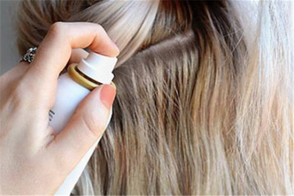 干發(fā)噴霧對頭發(fā)有傷害嗎 干發(fā)噴霧會(huì)導(dǎo)致脫發(fā)嗎