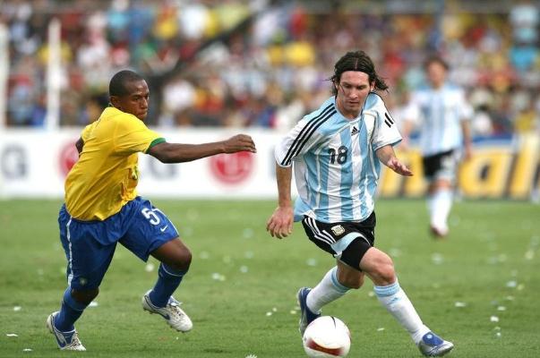 足球運(yùn)動員是怎么訓(xùn)練的 足球運(yùn)動員是什么職業(yè)