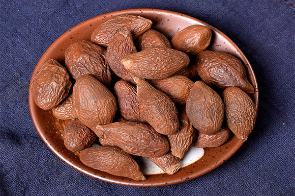 胖大海能泡幾次 胖大?？梢愿粢购葐?></p><h3>喝了隔夜的胖大海應該怎么辦</h3><p>1、立即停止服用。如果喝了隔夜的胖大海泡水沒有出現(xiàn)什么不適反應的話，立即停止服用，密切觀察自身身體狀況即可。?</p><p>2、多喝溫水。喝了隔夜的胖大海之后，可以適量多喝溫水，可以幫助稀釋體內(nèi)的胖大海含量，幫助防止或減輕不適癥狀。?</p><p>3、送醫(yī)檢查。如果喝了隔夜的胖大海，惡心、腹瀉等不適癥狀較為嚴重的話，建議立即送醫(yī)檢查，行補液等對癥治療。</p>		</div>
<div align=