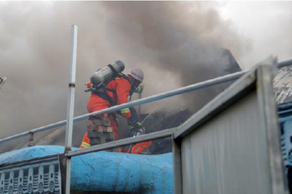 火災(zāi)逃生方法 火災(zāi)過(guò)程中產(chǎn)生大量的什么氣體 火災(zāi)逃生方法 火災(zāi)過(guò)程中產(chǎn)生大量的什么氣體