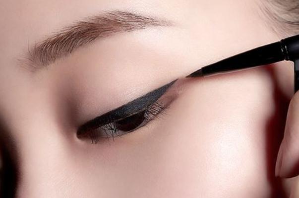 眼妝會(huì)脫妝嗎 眼妝有哪幾種畫(huà)法
