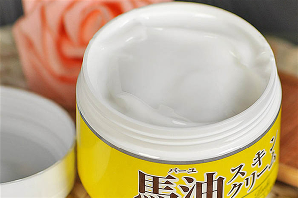 馬油會(huì)讓皮膚變黑嗎 馬油對頭發(fā)有什么特殊作用