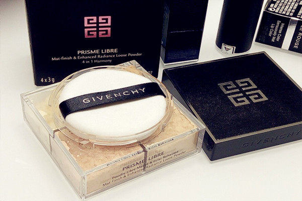 紀(jì)梵希散粉跟花西子散粉哪個好 花西子散粉與紀(jì)梵希散粉的對比差異