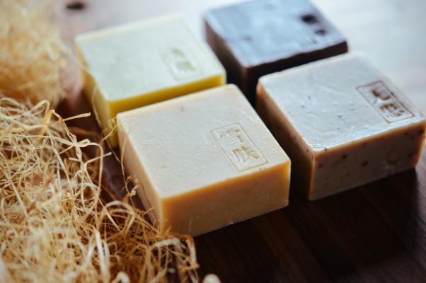 用手工皂洗頭發(fā)好嗎 用手工皂爆痘 用手工皂洗頭發(fā)好嗎 用手工皂爆痘