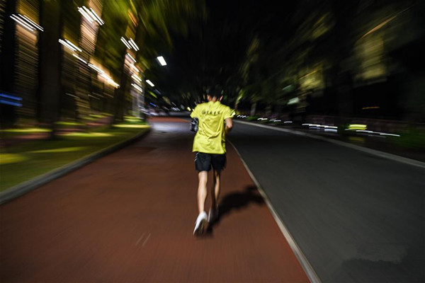 夜跑跑幾公里算合適 夜跑能鍛煉腹肌嗎 夜跑跑幾公里算合適 夜跑能鍛煉腹肌嗎