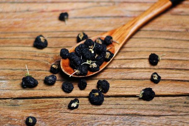 黑枸杞要洗了再泡嗎 黑枸杞要用多少度的水泡比較好 黑枸杞要洗了再泡嗎 黑枸杞要用多少度的水泡比較好