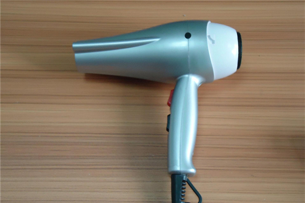 吹風(fēng)機吹頭發(fā)會脫發(fā)嗎 吹風(fēng)機吹頭發(fā)有害嗎 吹風(fēng)機吹頭發(fā)會脫發(fā)嗎 吹風(fēng)機吹頭發(fā)有害嗎