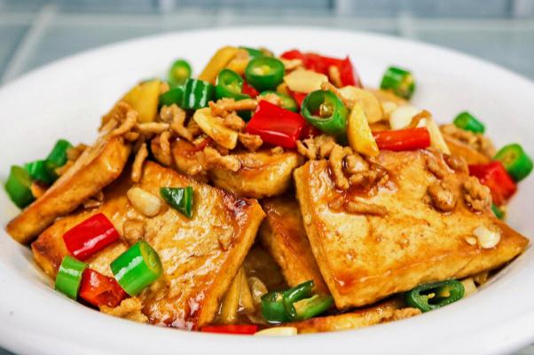 豆腐會(huì)引起便秘嗎 豆腐對(duì)人體有什么好處和壞處 豆腐會(huì)引起便秘嗎 豆腐對(duì)人體有什么好處和壞處