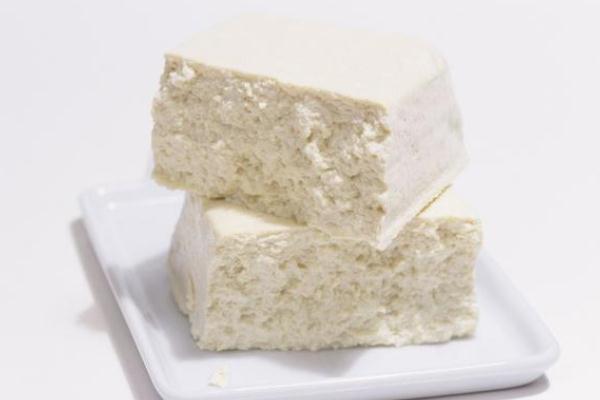 豆腐會(huì)引起便秘嗎 豆腐對(duì)人體有什么好處和壞處 豆腐會(huì)引起便秘嗎 豆腐對(duì)人體有什么好處和壞處